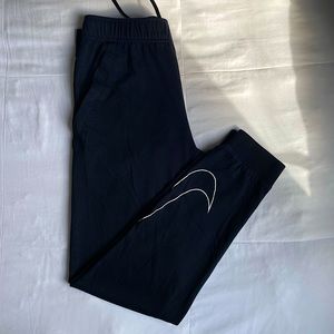BLACK NIKE LEGGINGS
